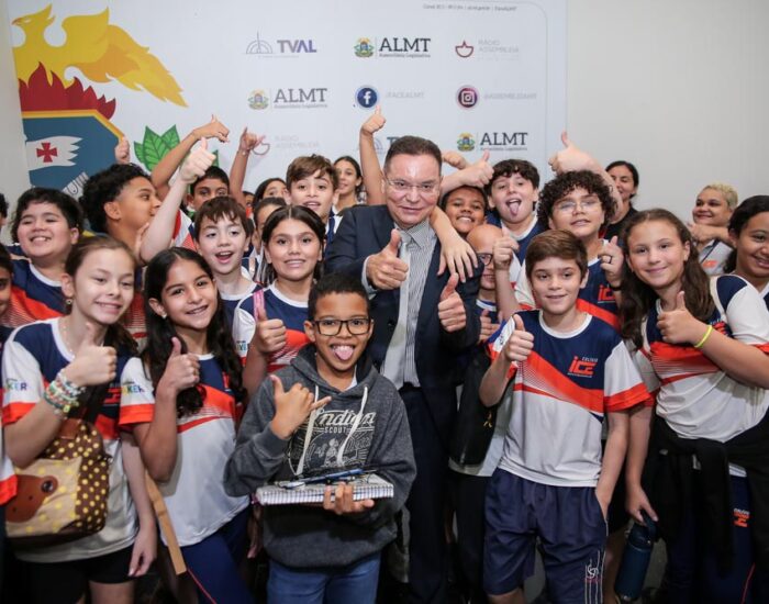 Botelho recebe 37 alunos do 6º ano na Presidência da ALMT