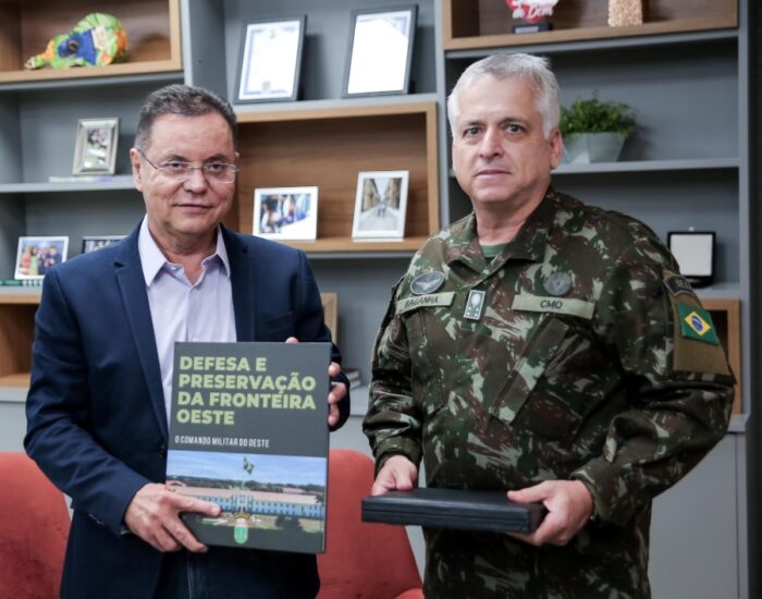 Botelho recebe visita e honrarias do comandante Militar do Oeste