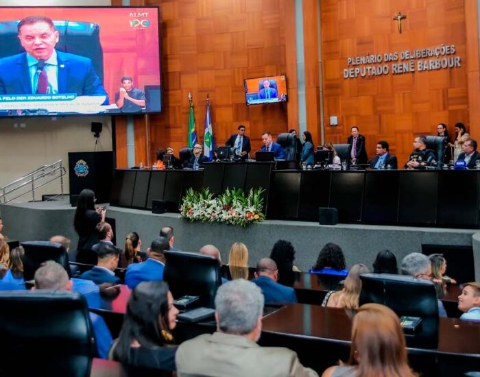 Botelho entrega honrarias e destaca histórias de dedicação em sessão especial na AL