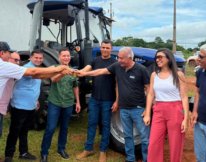 Botelho entrega trator em Nobres e reafirma compromisso com o desenvolvimento rural