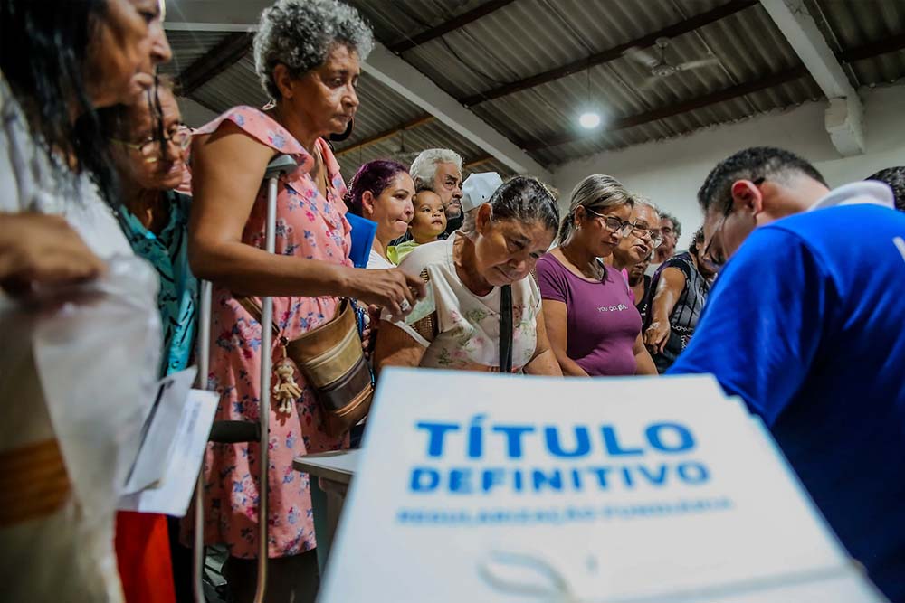 Botelho lidera entrega de escrituras no Pedra 90 e reforça regularização fundiária na região Sul de Cuiabá