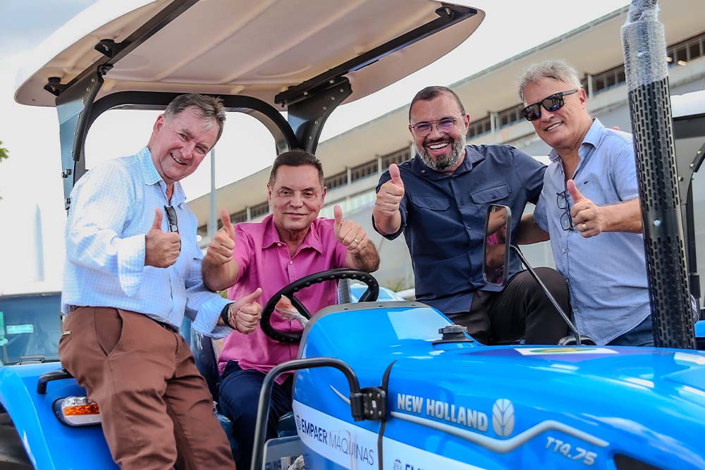 Entrega de tratores fortalece agricultura familiar em Canabrava do Norte e Diamantino