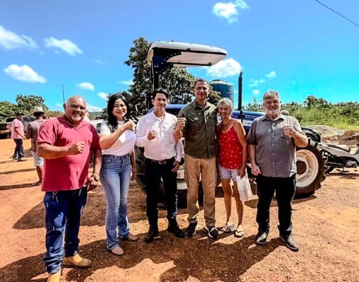 Entrega de trator fortalece agricultura familiar na Gleba Monjolo, em Chapada dos Guimarães
