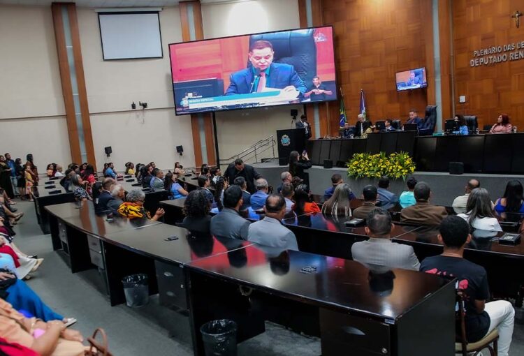 Sessão especial homenageia pastores e obreiros de igrejas evangélicas