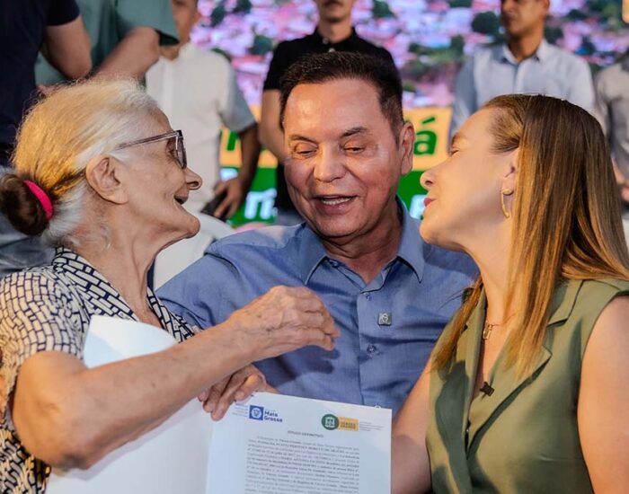 Após décadas de espera, 325 famílias recebem escrituras definitivas em Várzea Grande