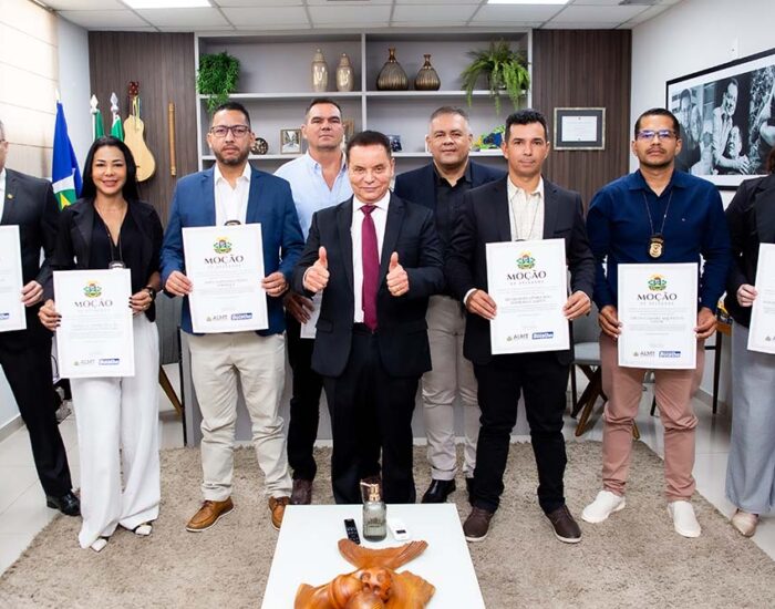 Deputado Botelho entrega Moção de Aplausos a investigadores da Polícia Civil de Cáceres